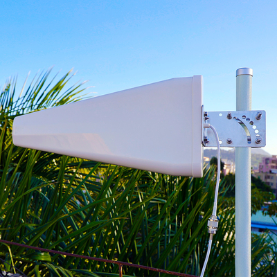 屋外の丸太周期的な12dBi信号のブスターのアンテナ700MHzへの2700MHz
